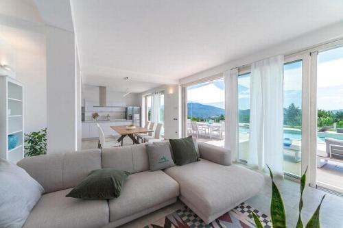 uma sala de estar com um sofá e vista para uma piscina em Nettes Ferienhaus in Acqualagna mit Großem Garten em Acqualagna