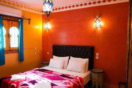 Ένα ή περισσότερα κρεβάτια σε δωμάτιο στο ضيافة سيدي حمزة Maison d'hôtes