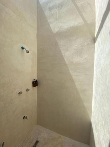 a bathroom with a shower with a shower at Casa Costa Rosa - Habitación Mar in Yuluc