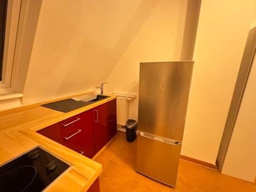 - une cuisine équipée d'un réfrigérateur en acier inoxydable dans l'établissement Cozy Wohnung in Meerbusch, à Meerbusch