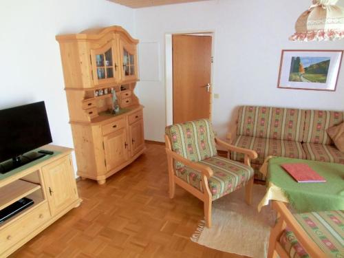 - un salon avec un canapé et une télévision dans l'établissement Appartement in Sigiswang mit Terrasse, à Ofterschwang