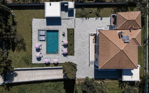 an overhead view of a house with a swimming pool at Villa Olympia in Pandokrátor