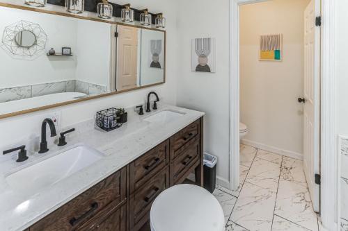 Ein Badezimmer in der Unterkunft Urban Farmhouse with a Modernism Twist! home