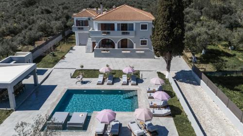 uma vista aérea de uma casa com piscina em Villa Olympia em Pandokrátor