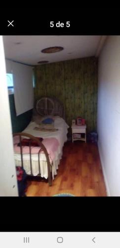 um pequeno quarto com uma cama num quarto em Las Magnolias em Ingeniero Maschwitz
