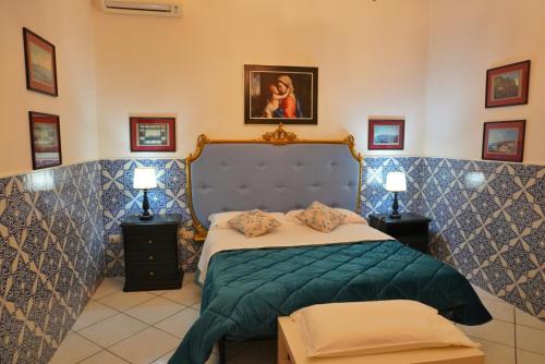 a bedroom with a bed with a green blanket at Todisco Apartament in Pompei