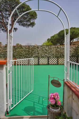 an open gate with a basket of flowers at Todisco Apartament in Pompei