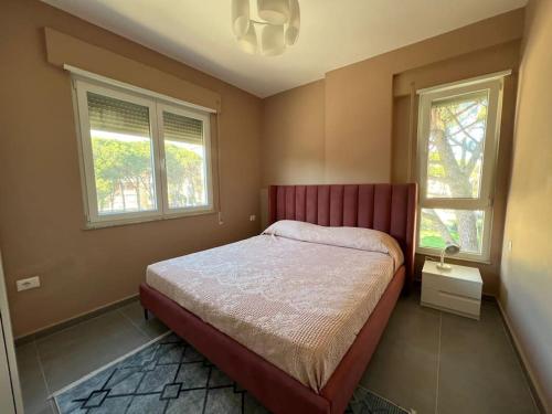 - une chambre avec un lit et 2 fenêtres dans l'établissement Apartmán Holly, à Golem
