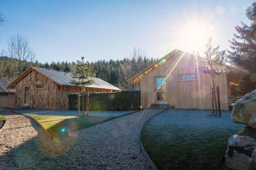 レーゲンにあるFerienhaus für 2 Personen ca 87 qm in Regen-Kattersdorf, Bayern Bayerischer Wald - b57712の日光が差す木造家屋