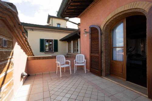 - deux chaises assises sur la terrasse d'une maison dans l'établissement CASA FLORA, à Rivoli