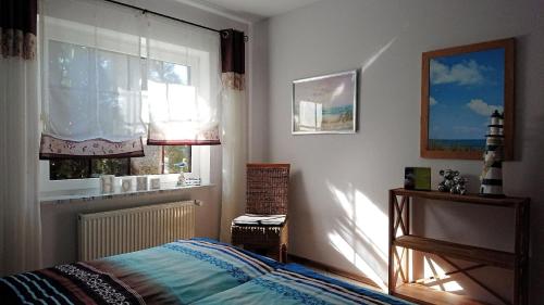 - une chambre avec un lit et une fenêtre dans l'établissement Exklusive Ferienwohnung in Wilhelmsfehn mit Grill, Garten und Terrasse, à Wiesmoor