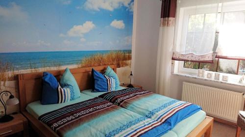 - une chambre avec un lit et une vue sur l'océan dans l'établissement Exklusive Ferienwohnung in Wilhelmsfehn mit Grill, Garten und Terrasse, à Wiesmoor