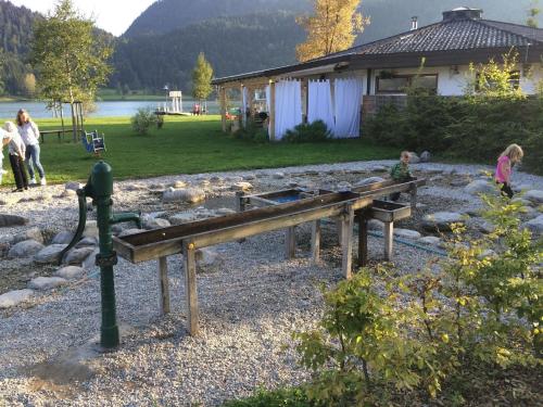 a fire pit in a yard next to a house at Tolle Ferienwohnung in Vorderthiersee mit Grill, Garten und Terrasse in Thiersee