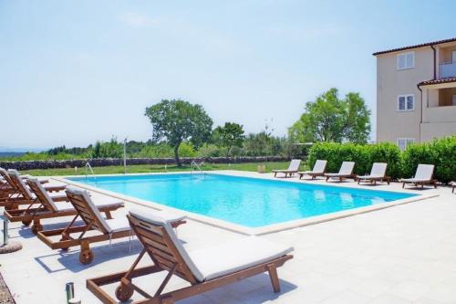 Appartement in Rakalj mit gemeinsamem Pool, Terrasse und Grill