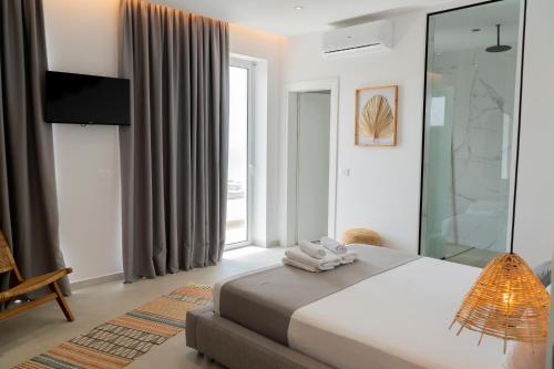 um quarto com uma cama grande e uma televisão em SarandaView Hotel em Saranda