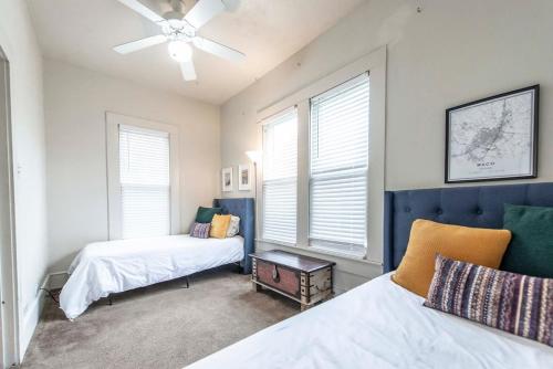 um quarto com 2 camas e uma ventoinha de tecto em New Gathering Place on Columbus em Waco