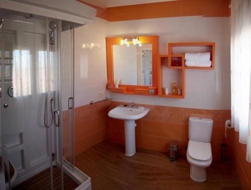 y baño con aseo, lavabo y ducha. en Ferienhaus in Gálvez mit Offenem Kamin, en Gálvez