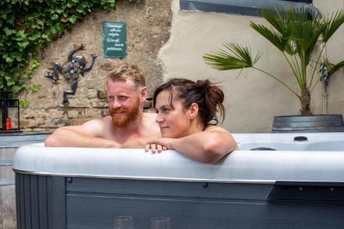 um homem e uma mulher numa banheira em Maifelder Wellness-Loft em Gappenach