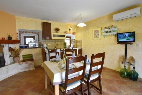 ポレッチにあるKlimatisierte Wohnung in Tar mit Garten, Terrasse und Grillのダイニングルーム、キッチン(テーブル、椅子付)