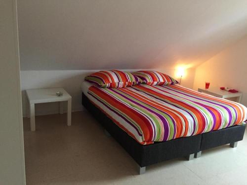 Postel nebo postele na pokoji v ubytování Gästezimmer ohne vollwertige Küche, zwischen Meer und Moor