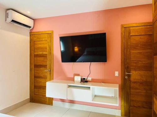 Una sala de estar con un televisor en la pared. en Acogedor apartamento en playa Las Ballenas, en Las Terrenas