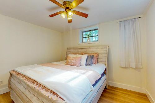 um quarto com uma cama e uma ventoinha de tecto em Timber Lodge #502 em Flat Rock