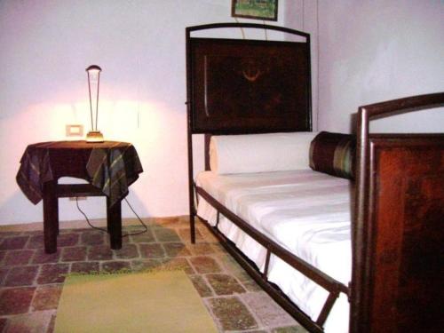 una camera con letto e tavolo con lampada di Ferienhaus für 6 Personen und 2 Kinder in Piandimeleto, Marken a Piandimeleto