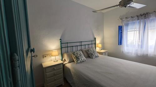 - une chambre avec un lit avec deux oreillers et une fenêtre dans l'établissement La Salamandra Azul, à Salobreña