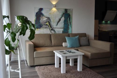 a living room with a couch and a table at Ferienapartment am Möhnesee in Möhnesee