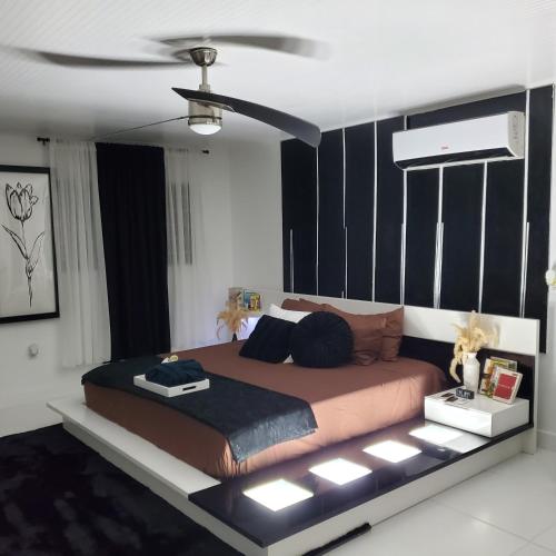 Ένα ή περισσότερα κρεβάτια σε δωμάτιο στο Tulixx Cayman Villa