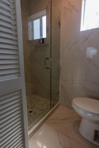Ένα μπάνιο στο Tulixx Cayman Villa