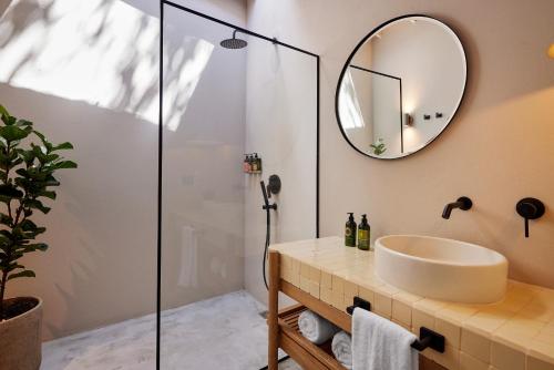 La salle de bains est pourvue d'un lavabo et d'une douche. dans l'établissement ANTIPODA HOTEL Boutique, à Medellín