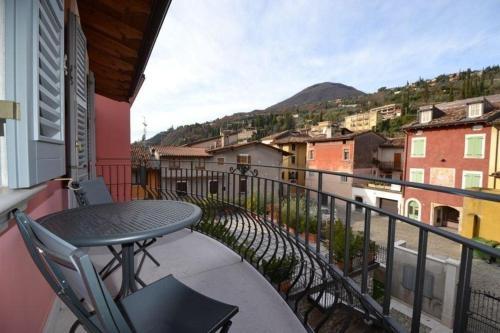 d'une terrasse avec une table et des chaises sur un balcon. dans l'établissement Stilvolle Wohnung in Toscolano Maderno mit Kleiner Terrasse, à Toscolano Maderno