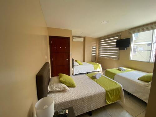 Un pat sau paturi într-o cameră la YORMARI HOTEL