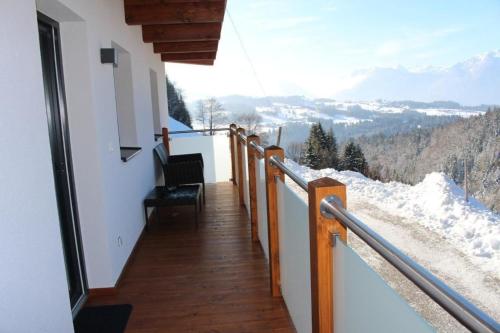 a balcony with a view of the snow covered mountains at Ferienwohnung mit Blick auf die Berge in Bad Vigaun