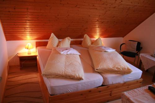 Postel nebo postele na pokoji v ubytování Pension Haus Butz