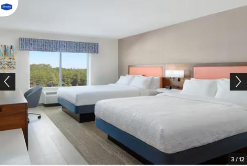 Habitación de hotel con 2 camas y ventana en Hampton Inn & Suites Fultondale 
