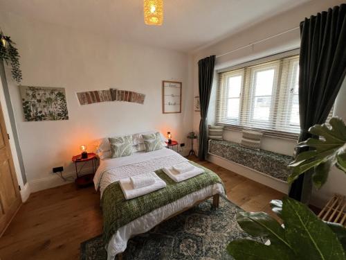 Un pat sau paturi într-o cameră la The Lodge Luxury Grade 2 listed house, Hot tub