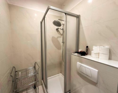 eine Dusche mit Glastür im Bad in der Unterkunft W Apartment - Brigittenau Area MM10 in Wien
