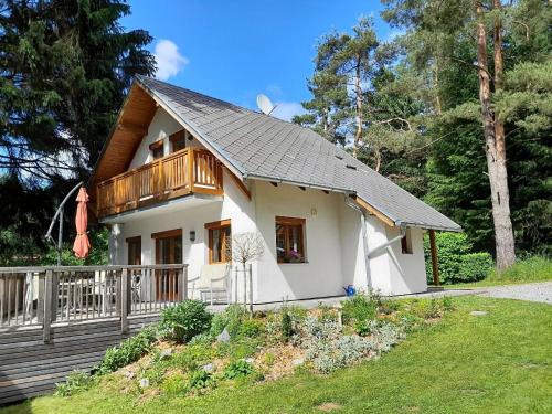 a small house with a balcony and a deck at Ferienhaus in Milná mit Kleiner Sauna in Lojzova Paseka
