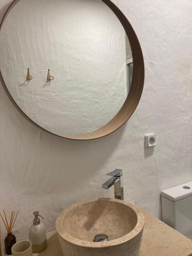 a bathroom with a sink with a large mirror at Casa do Monte - Esperança in Esperança