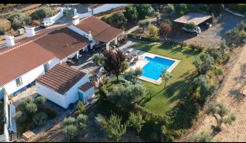 una vista aérea de una casa con piscina en Casa do Monte - Esperança, en Esperança