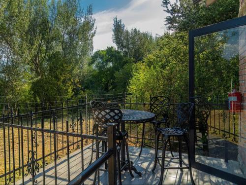 un patio con tavolo e sedie sul balcone. di Retief Guest Farm a Kroonstad
