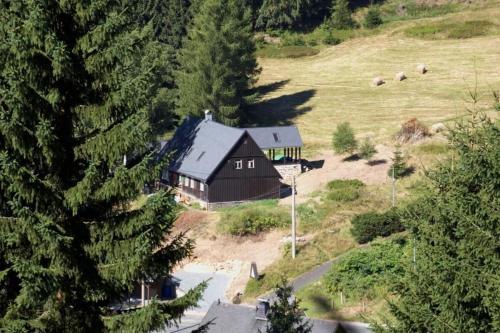 una vista aerea di una casa su una collina di Ferienwohnung in Klingenthal mit Terrasse, Grill und Garten a Klingenthal