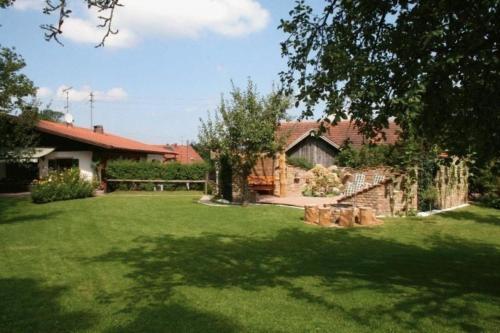 einen Hof mit grünem Gras und einem Haus in der Unterkunft Bäriger Urlaub mit viel Herz - a87655 in Bayersoien
