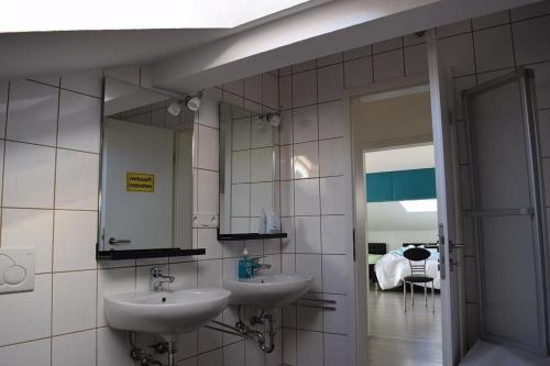 Ένα μπάνιο στο Wunderschöne klimatisierte Wohnung in Weidach