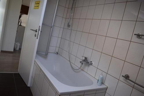 Ένα μπάνιο στο Wunderschöne klimatisierte Wohnung in Weidach