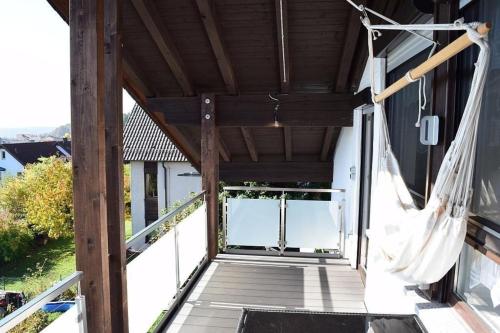 Μπαλκόνι ή βεράντα στο Wunderschöne klimatisierte Wohnung in Weidach