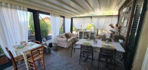 sala de estar con mesa y sillas en Ferienwohnung für 6 Personen ca 80 qm in Capannori, Toskana Provinz Lucca, en Valgiano