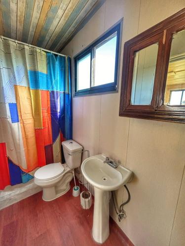 La salle de bains est pourvue de toilettes et d'un lavabo. dans l'établissement Yellow house 6 minutos de playa, à Barra de Navidad